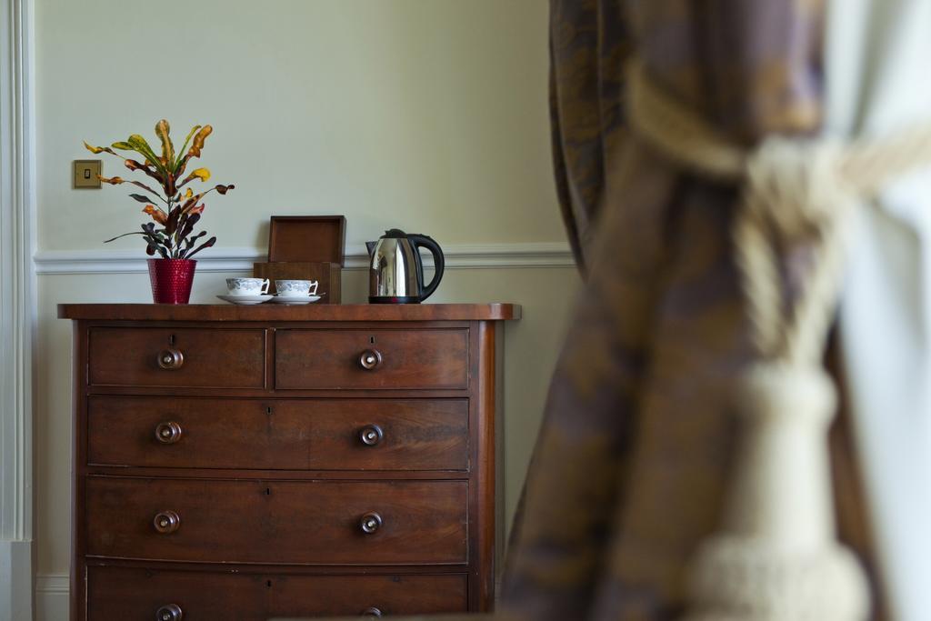 Coed Mawr Hall Bed & Breakfast Rowen Room photo